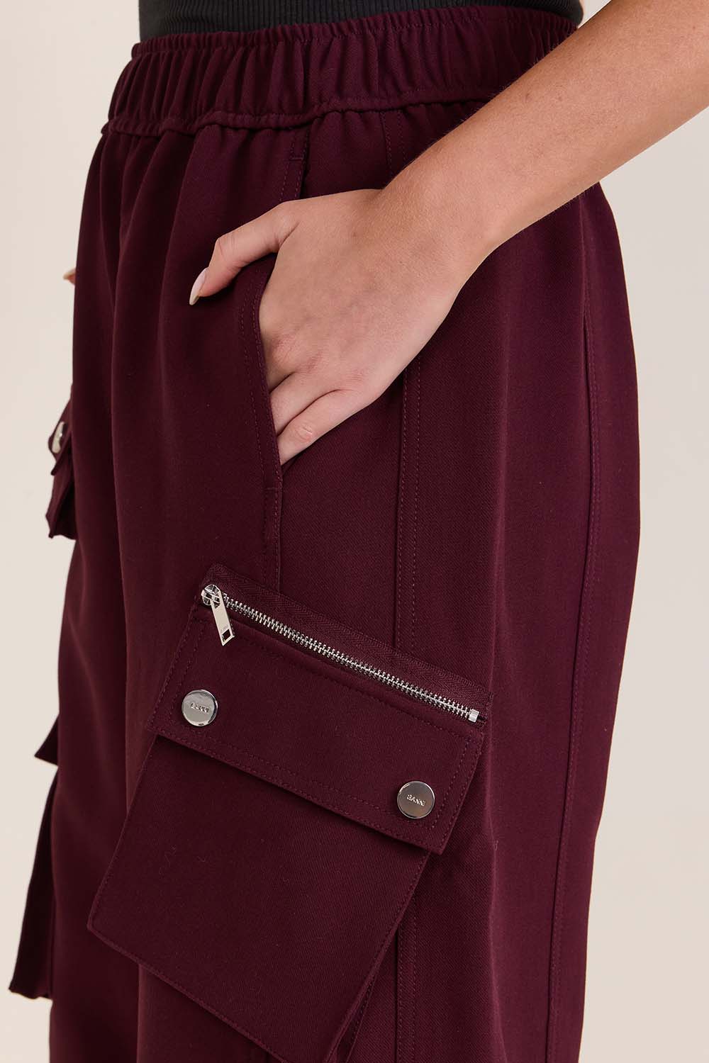 תמונת תקריב דוגמן של מכנסי קרגו