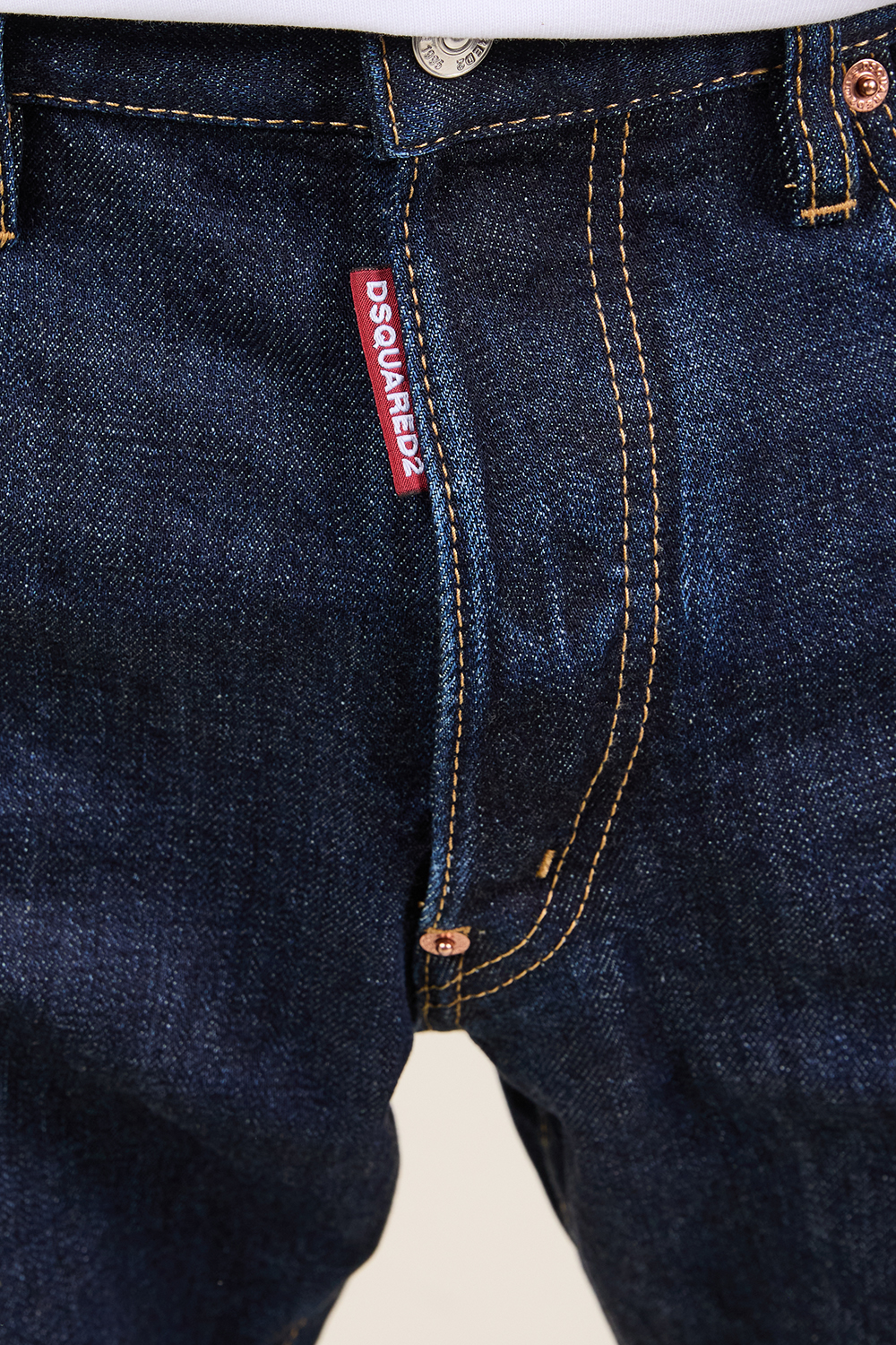 תמונת תקריב דוגמן של מכנסי ג'ינס דין