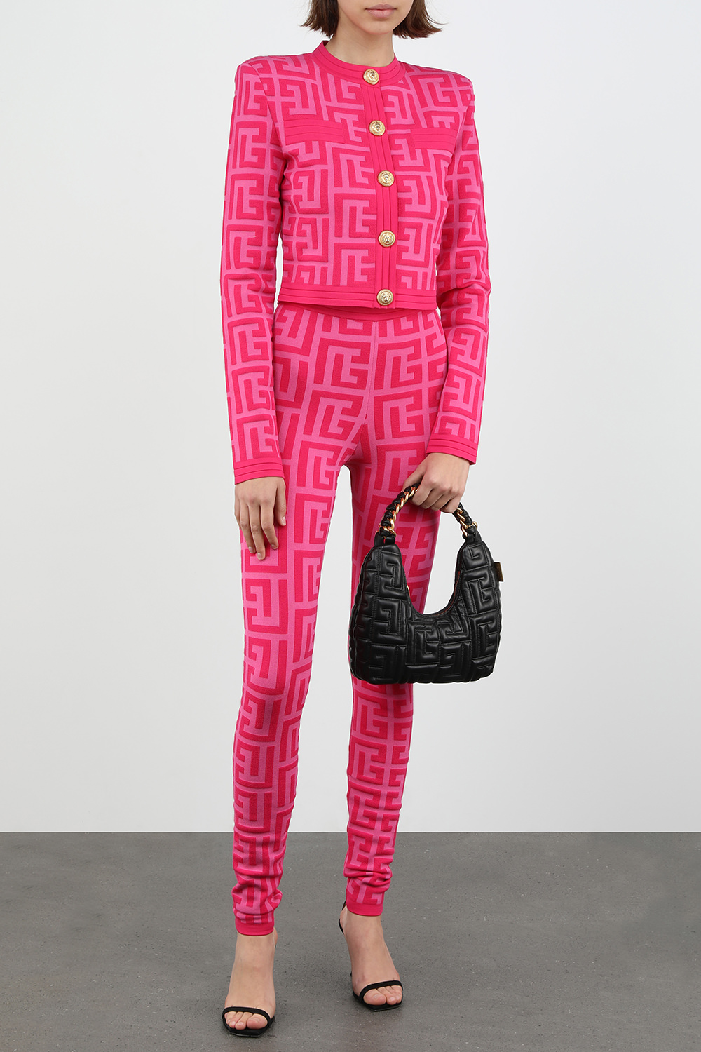 תמונת דוגמן קידמית של תיק כתף קטן כרית הובו מונוגרמית בגוון שחור