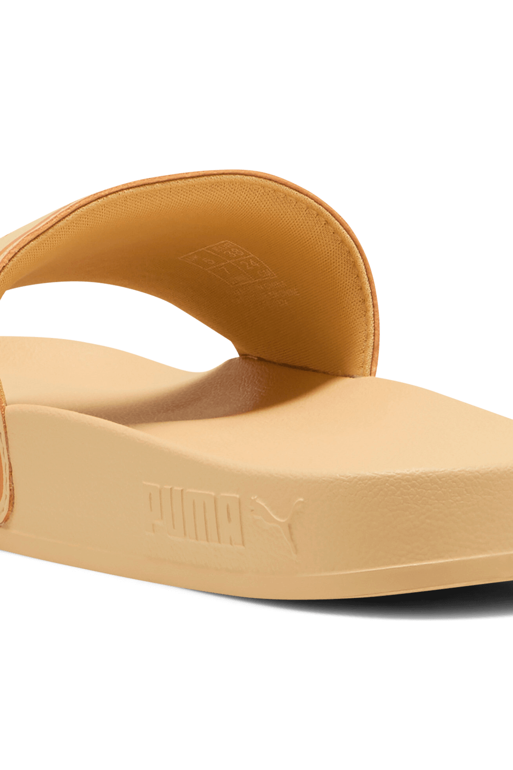 תמונת תקריב של כפכפי סליידס