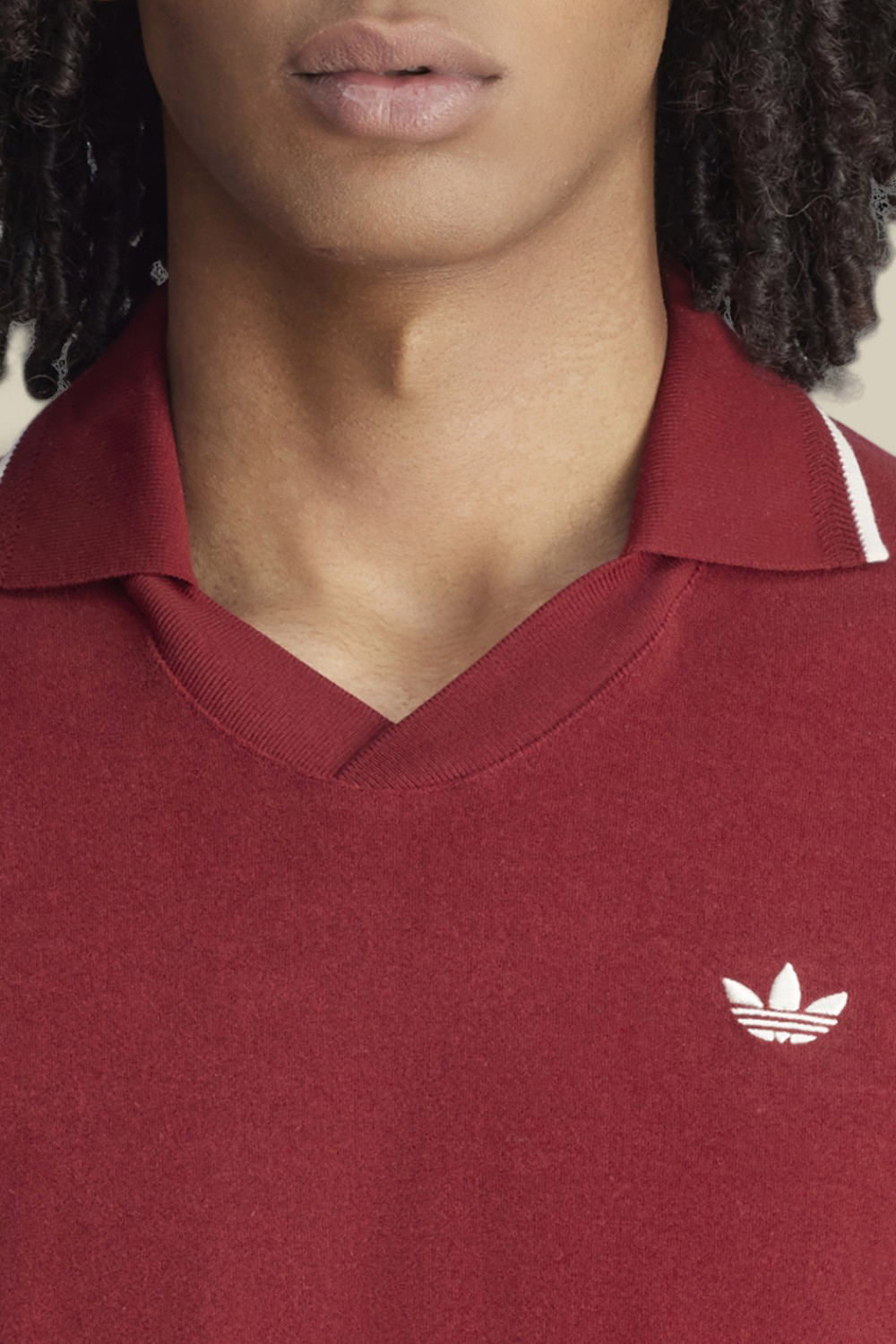 תמונת תקריב דוגמן של אדידס X וולס בונר חולצת פולו