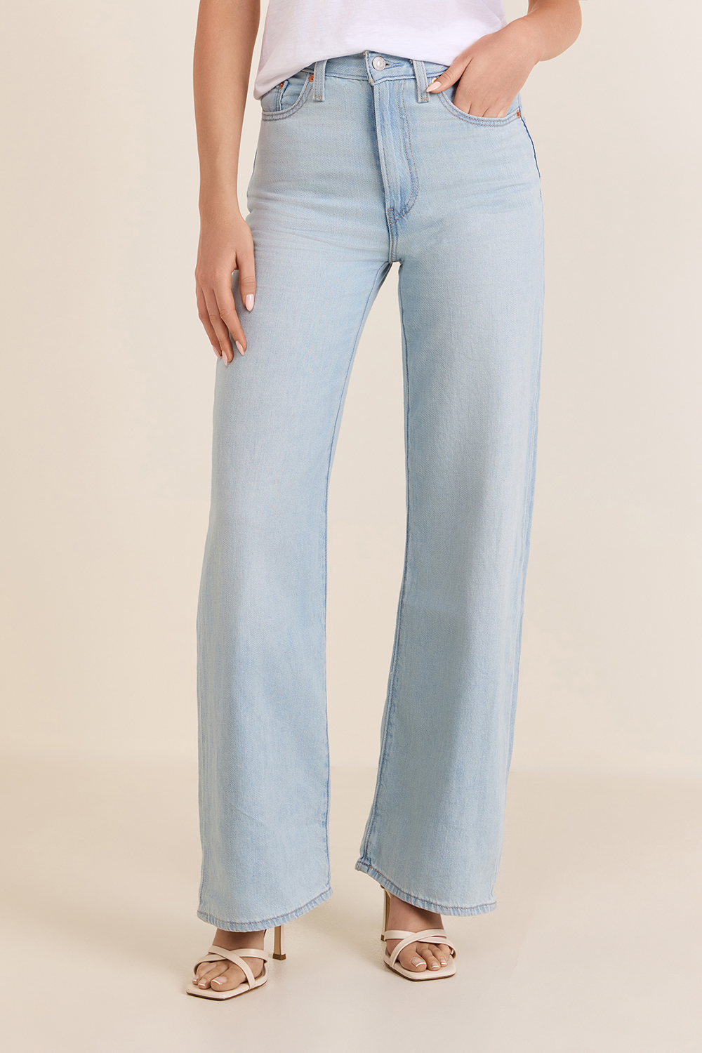 תמונת דוגמן קידמית של מכנסי ג'ינס מתרחבים