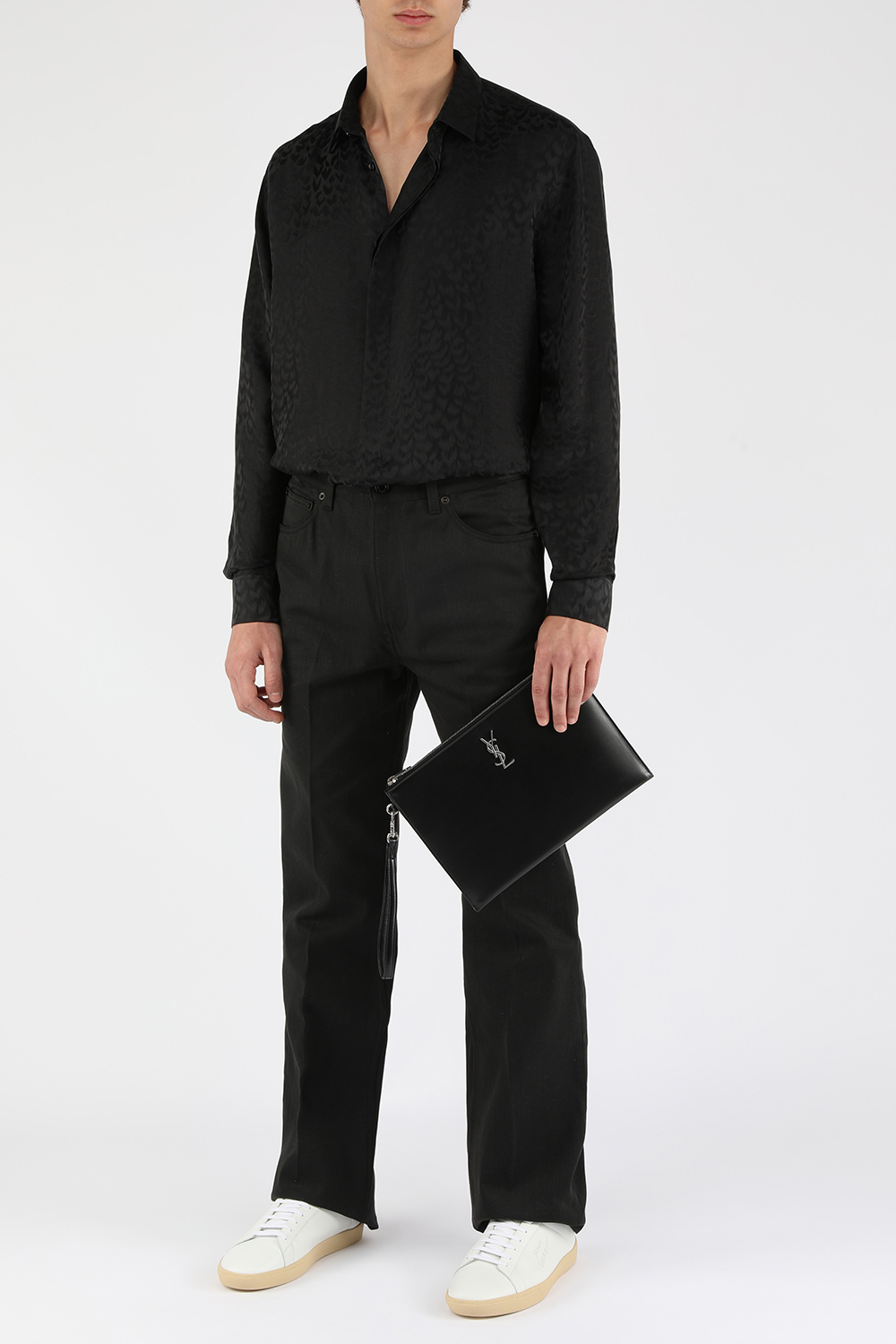 תמונת דוגמן קידמית של תיק קלאץ' מעור עם לוגו מטאלי