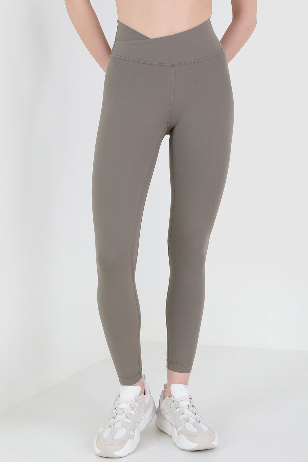 תמונת דוגמן קידמית של Align Asymmetrical-Waist Pant 25