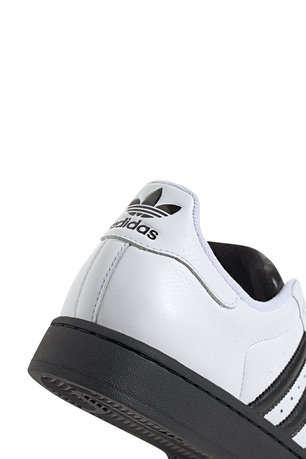 תמונת פנים של נעלי סניקרס סופרסטאר