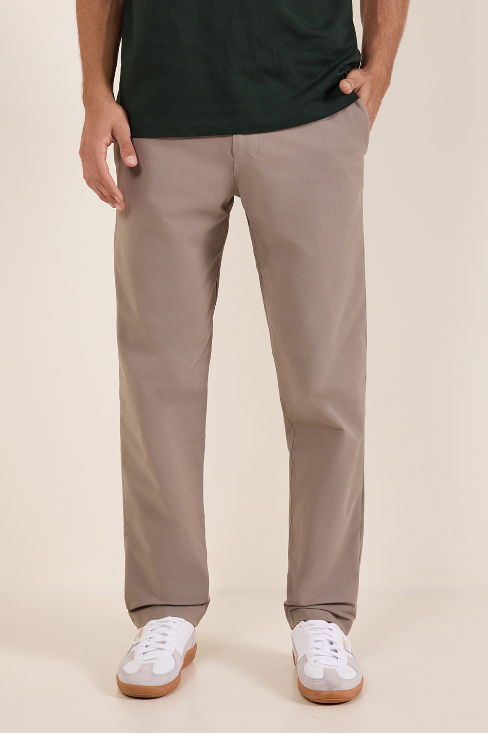 תמונת דוגמן קידמית של ABC Slim-Fit Trouser 32L *VersaTwill