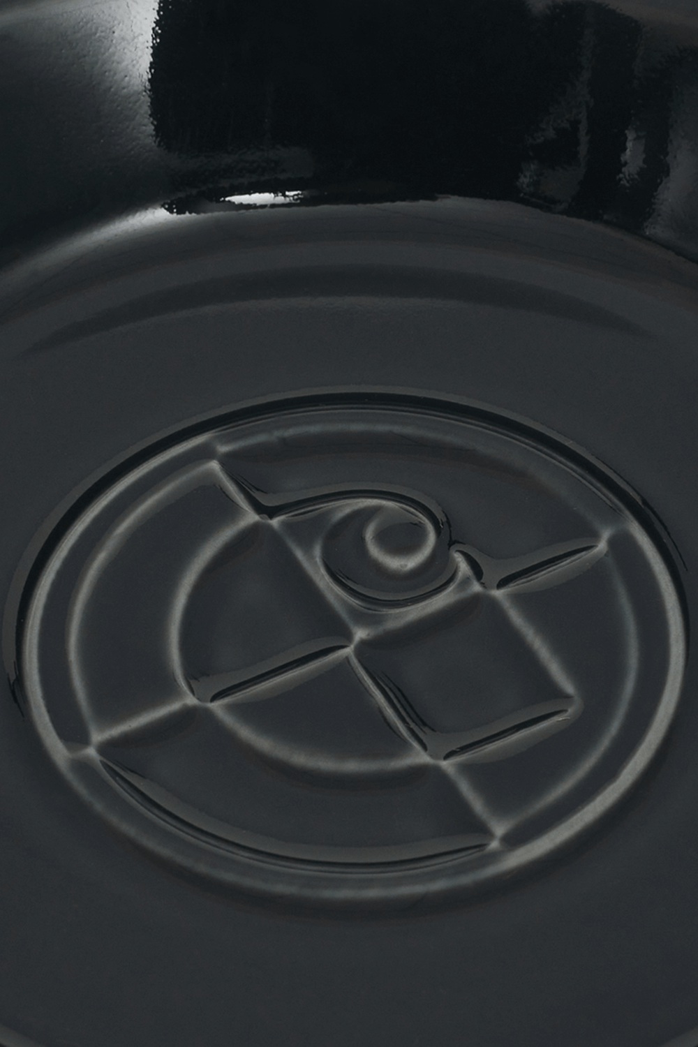 תמונת תקריב של קערת קרמיקה עם לוגו בגוון שחור