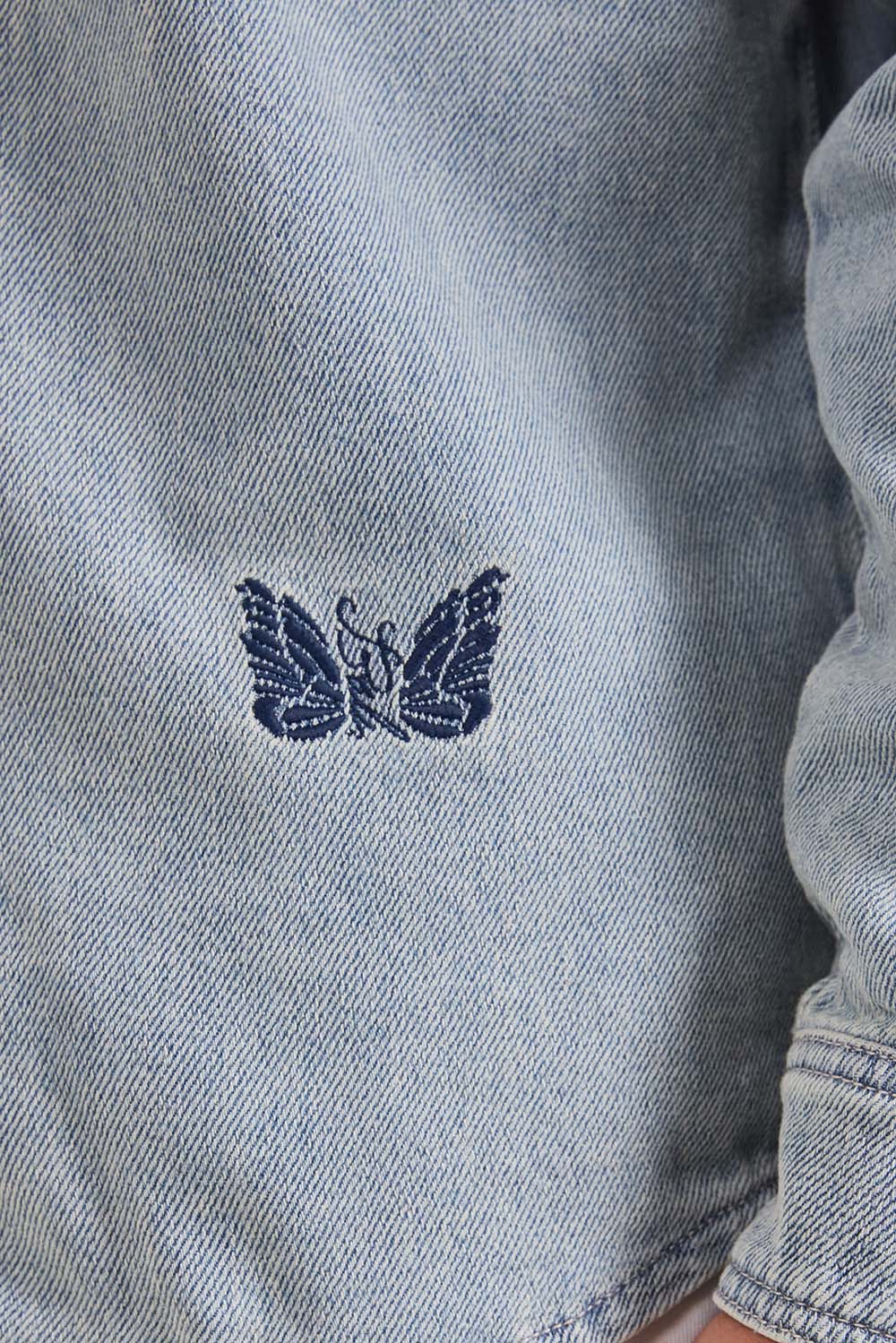 תמונת תקריב דוגמן של ז'קט ג'ינס