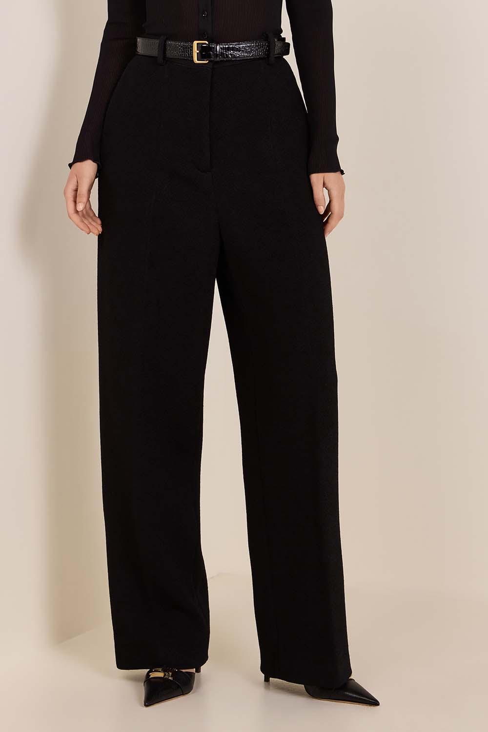 תמונת דוגמן קידמית של מכנסיים רחבים