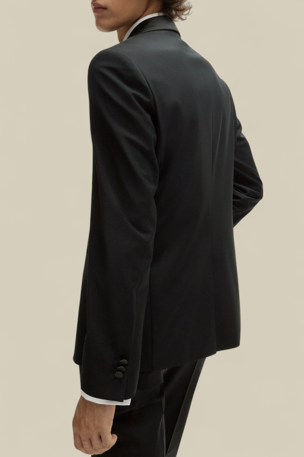 תמונת דוגמן אחורית של בלייזר מחויט