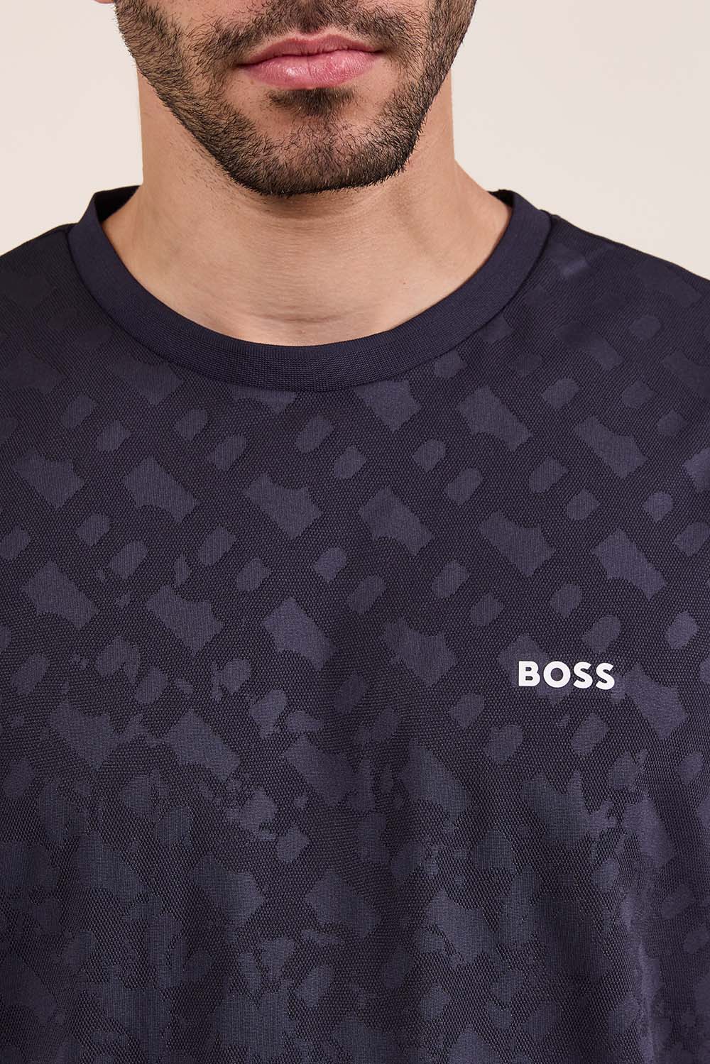 תמונת תקריב דוגמן של חולצת טי