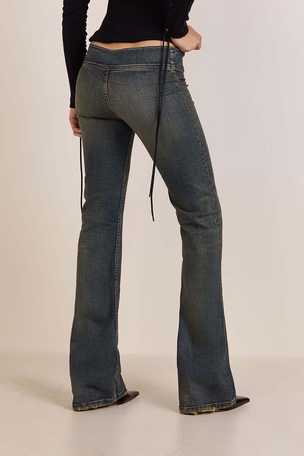 תמונת דוגמן אחורית של מכנסי ג'ינס בגזרה מתרחבת