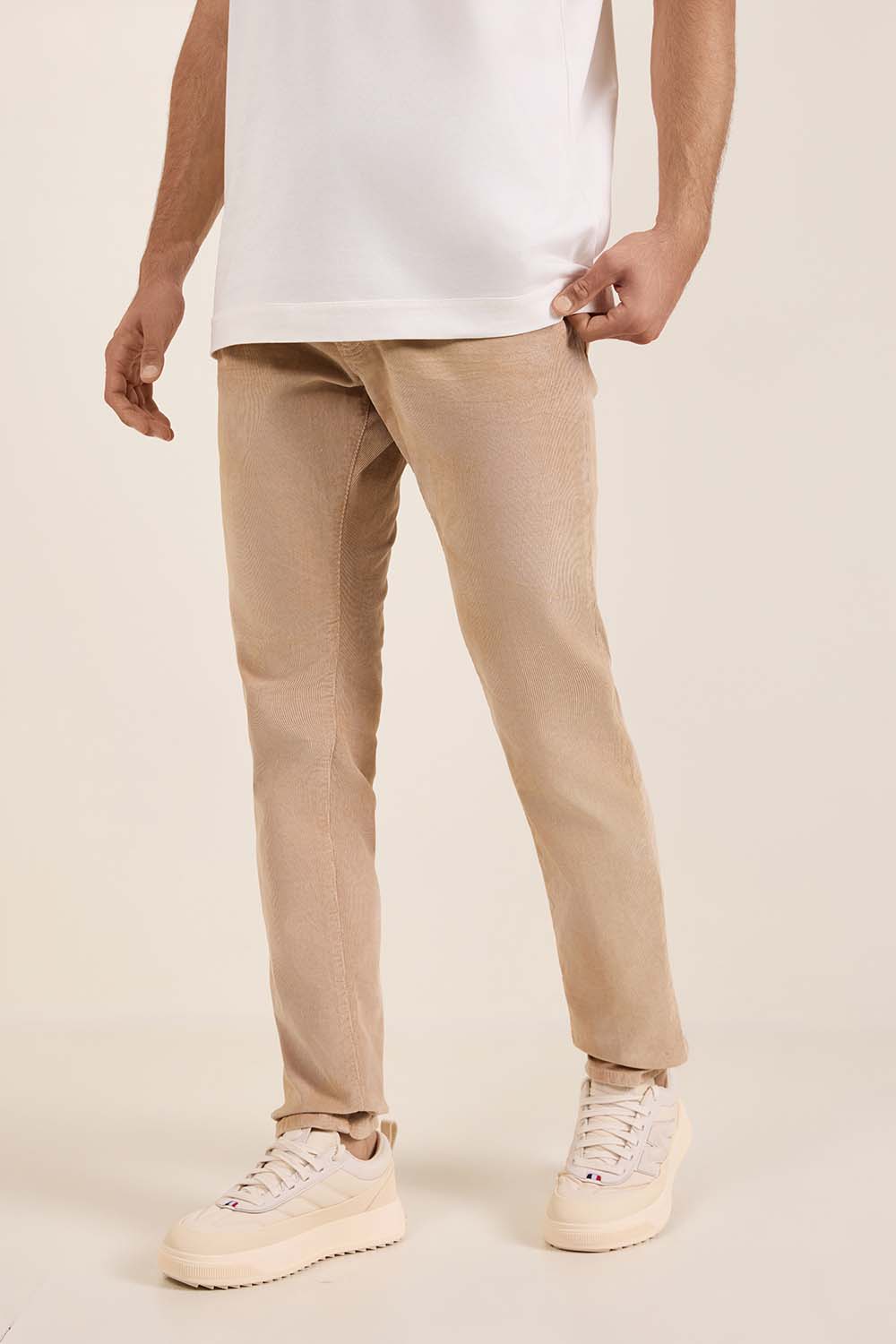 תמונת דוגמן קידמית של מכנסי ג'ינס סלים