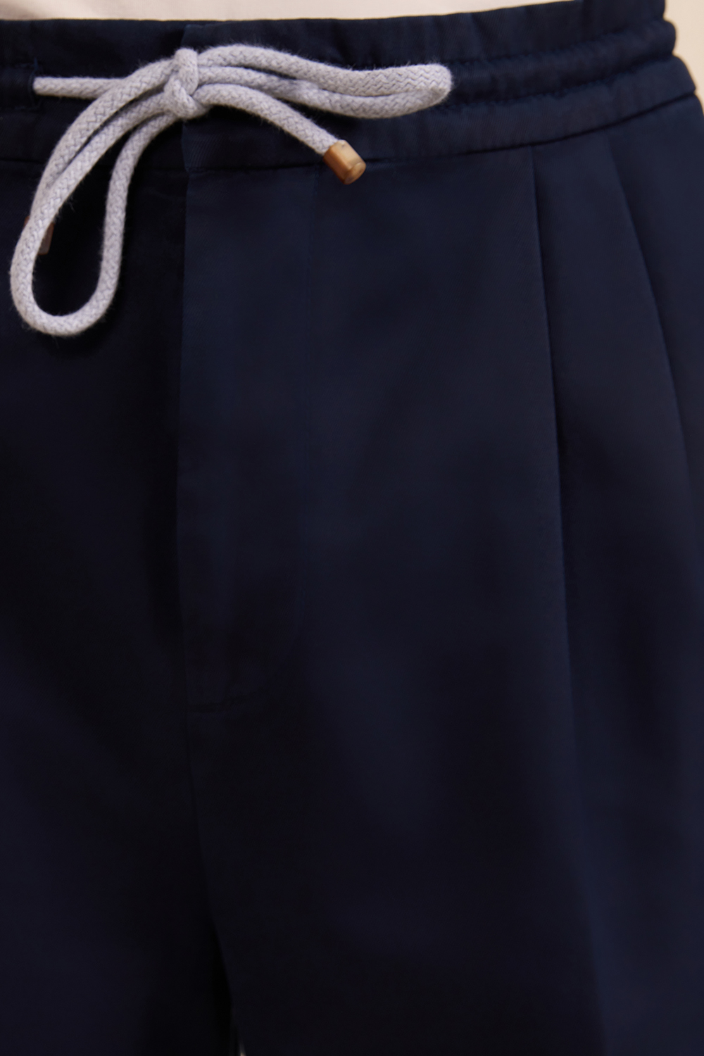 תמונת תקריב דוגמן של מכנסיים ארוכים נמוכים