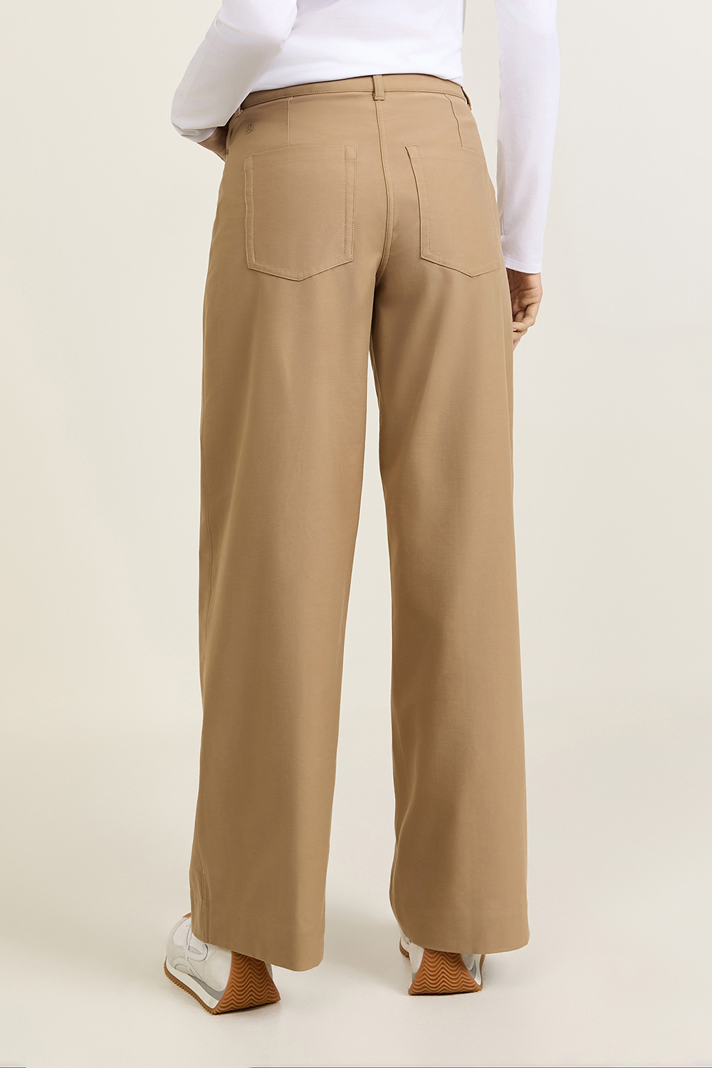 תמונת דוגמן אחורית של City Sleek Utilitech Extra-Wide-Leg Pant *Regular