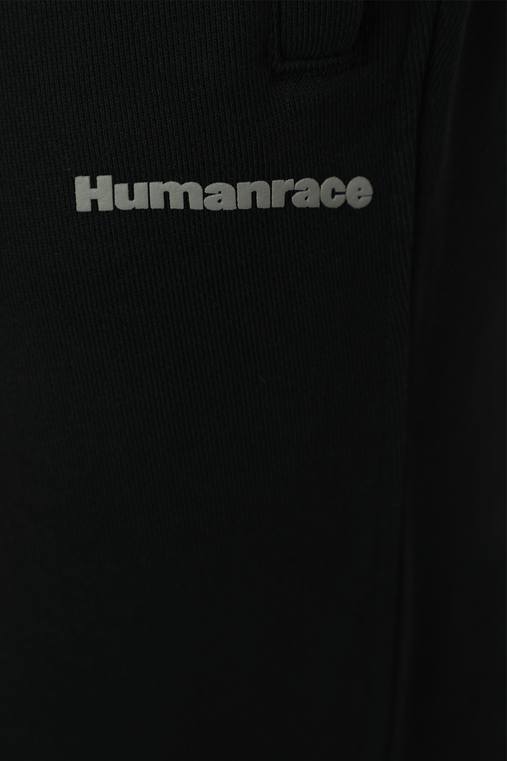 תמונה אחורית של פארל וויליאמס X אדידס מכנסי טרנינג שחורים