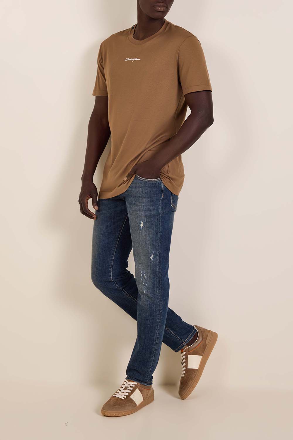 תמונת דוגמן קידמית של נעלי סניקרס