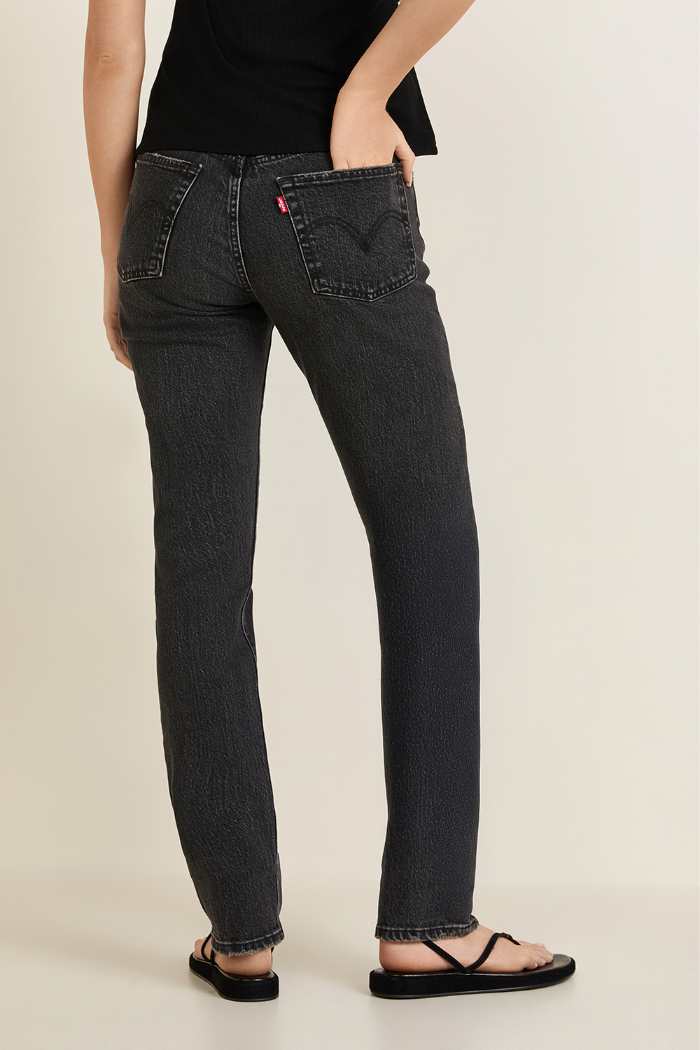 תמונת דוגמן אחורית של מכנסי ג'ינס בגזרת סקיני 501