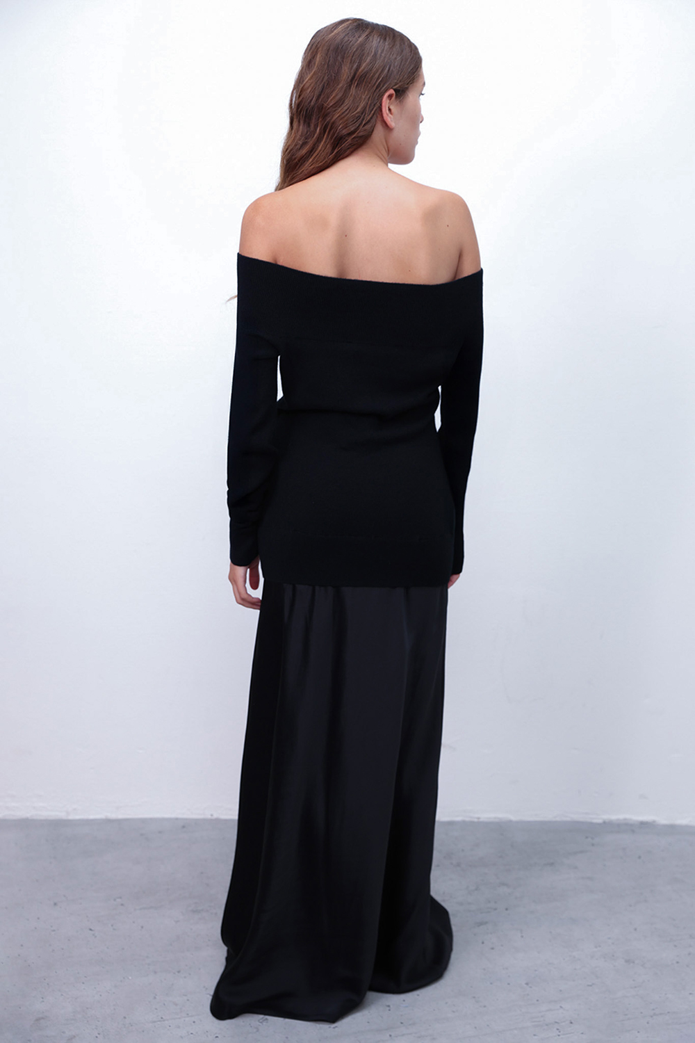 תמונת דוגמן אחורית של שמלת מקסי אוף-שולדרס