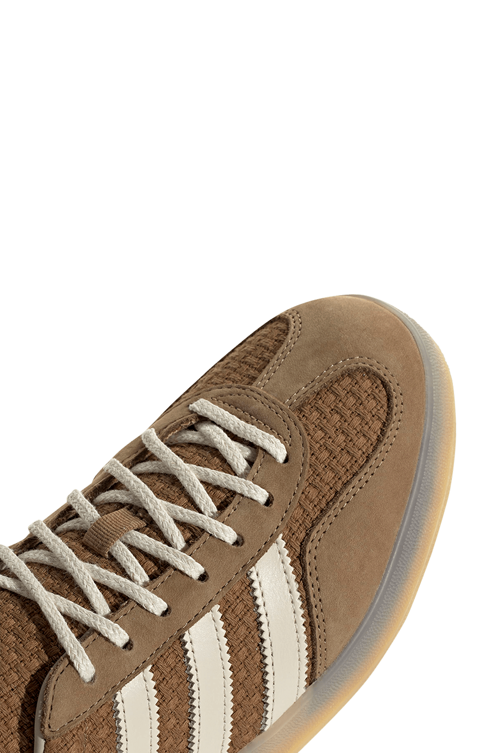 תמונת פנים של נעלי סניקרס גזל אינדור