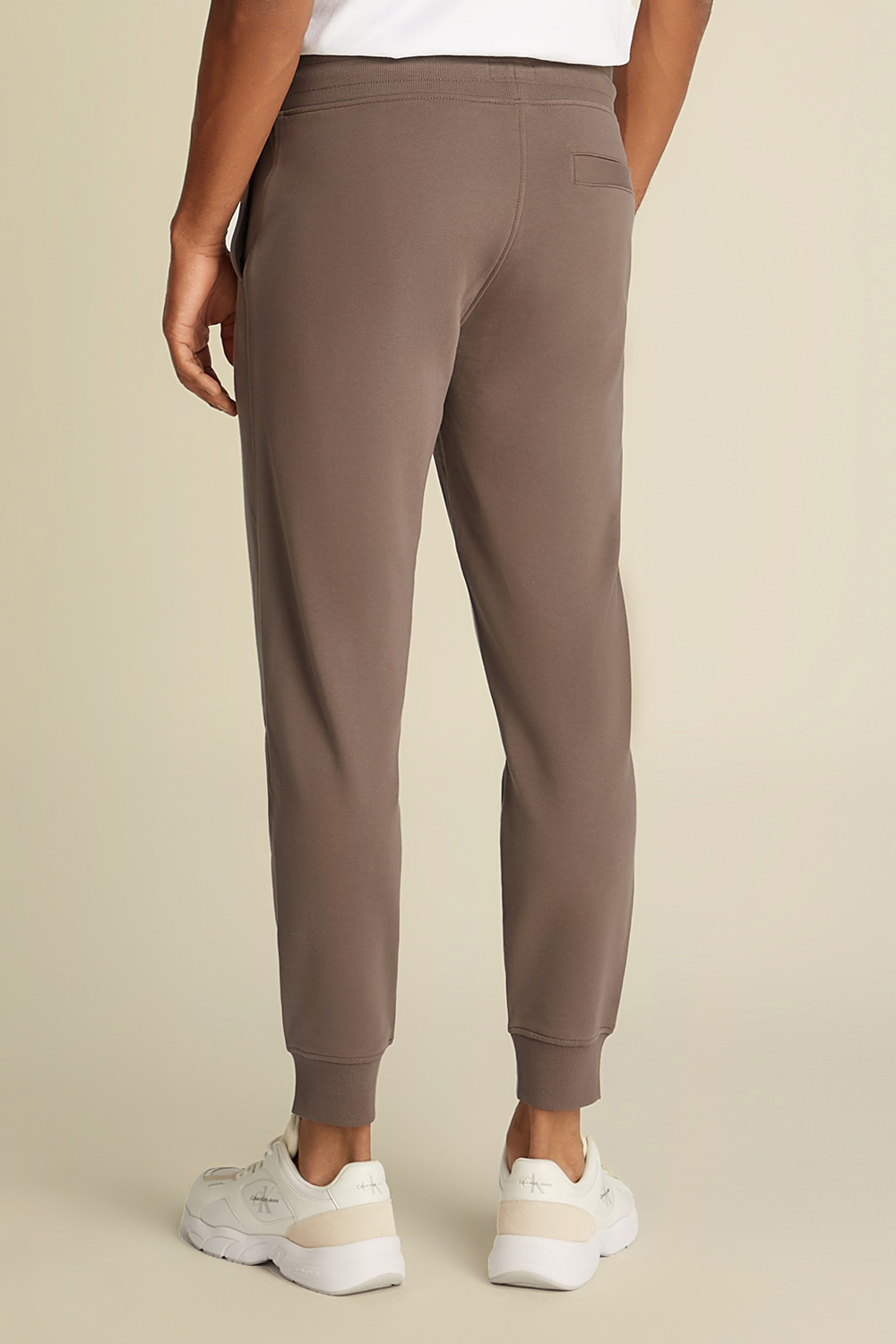 תמונת דוגמן אחורית של מכנסי ג'וג ארוכים