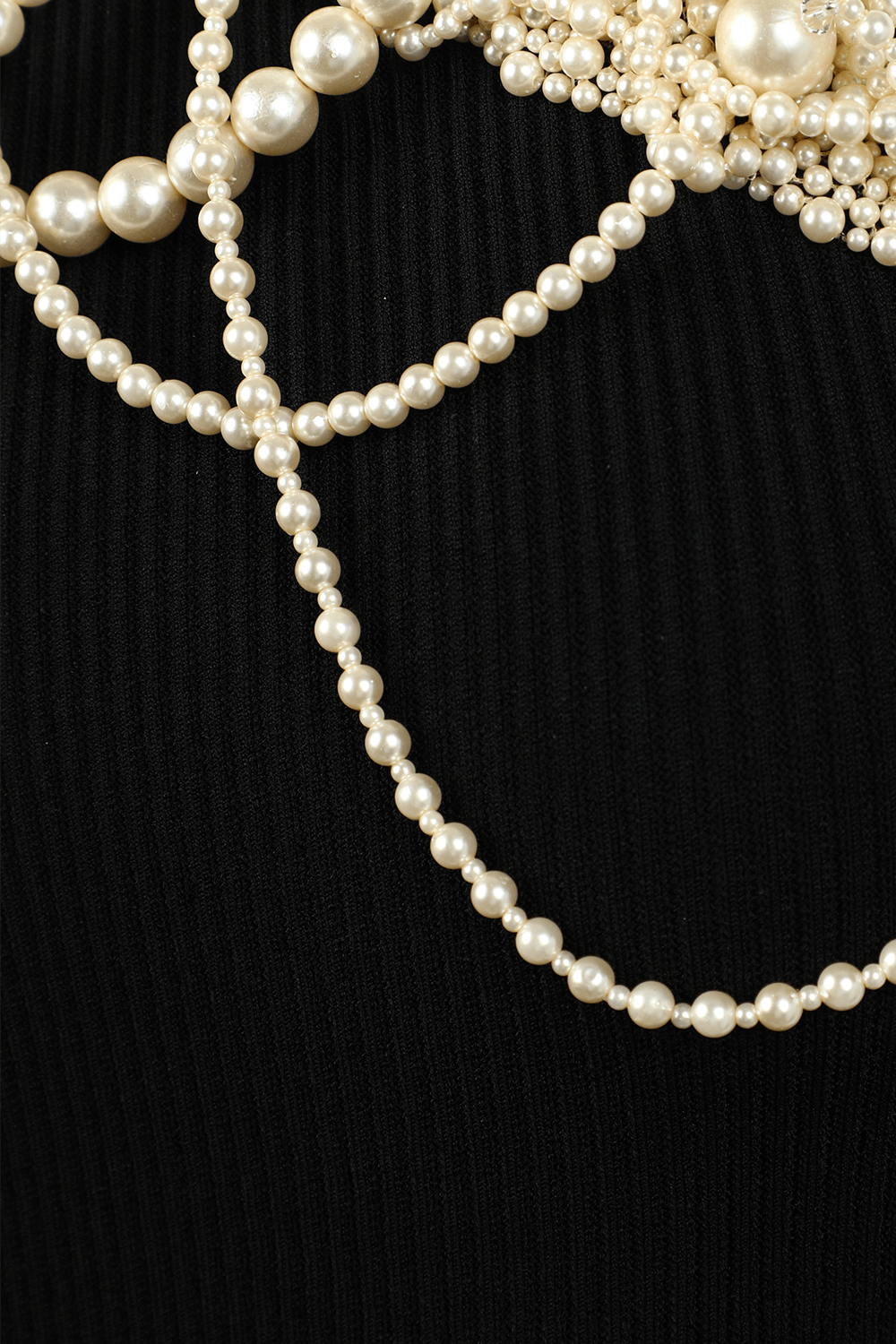 תמונה אחורית של שמלת מיני ריב א-סימטרית עם פנינים