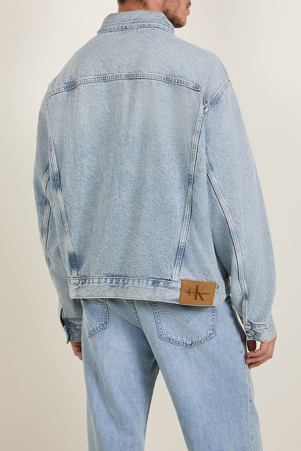 תמונת דוגמן אחורית של ז'קט ג'ינס