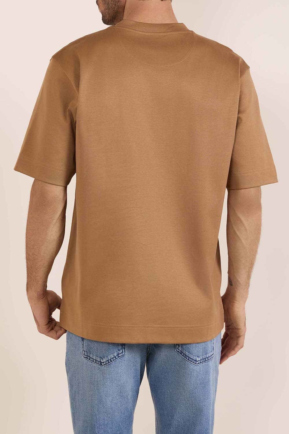 תמונת דוגמן אחורית של חולצת טי