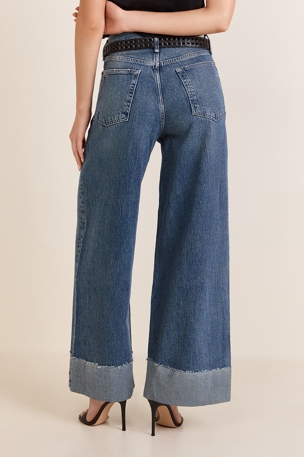 תמונת דוגמן אחורית של מכנסי ג'ינס מתרחבים