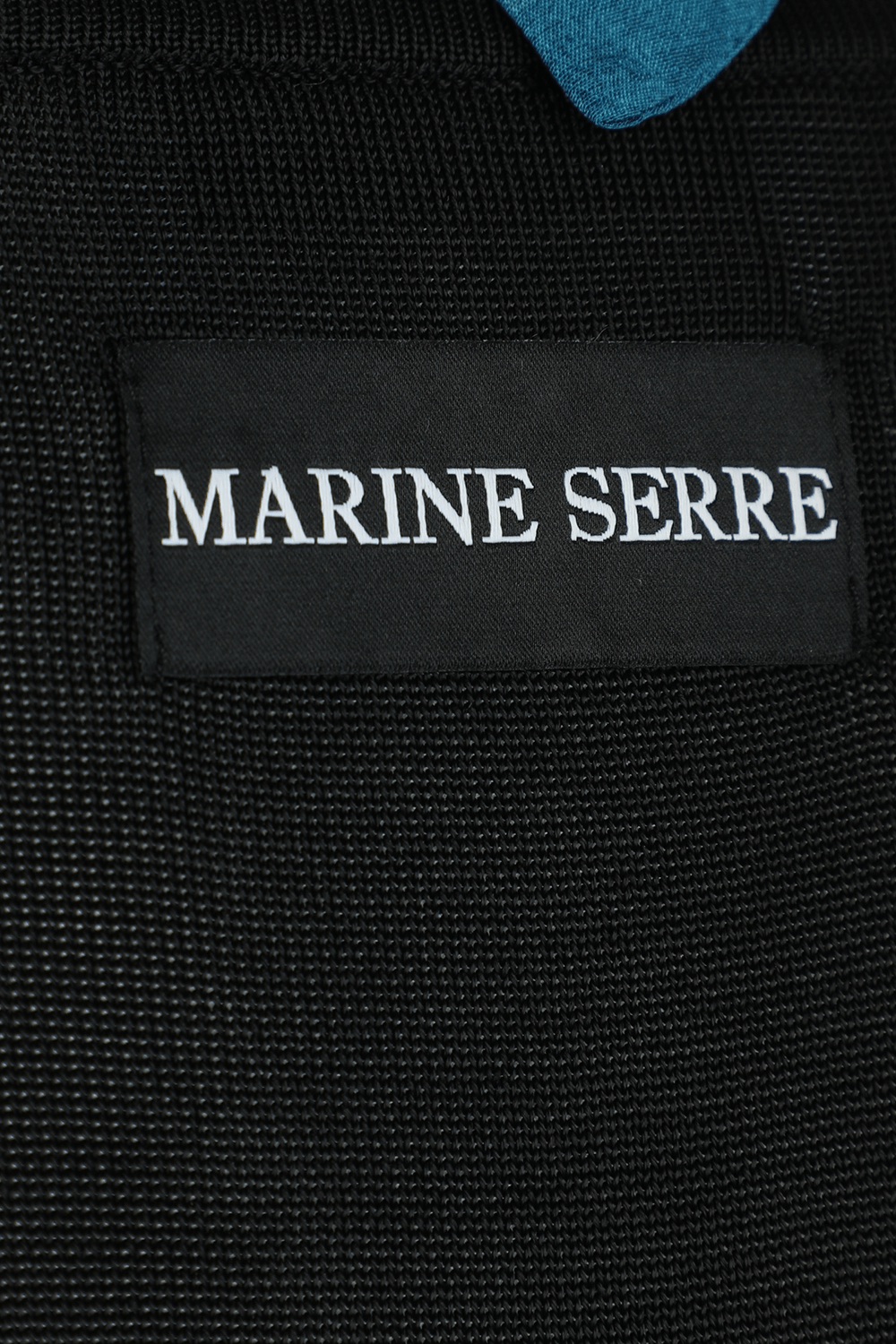 תמונת פנים של חולצה קצרה שחורה עם עיטור בנדנה צבעונית