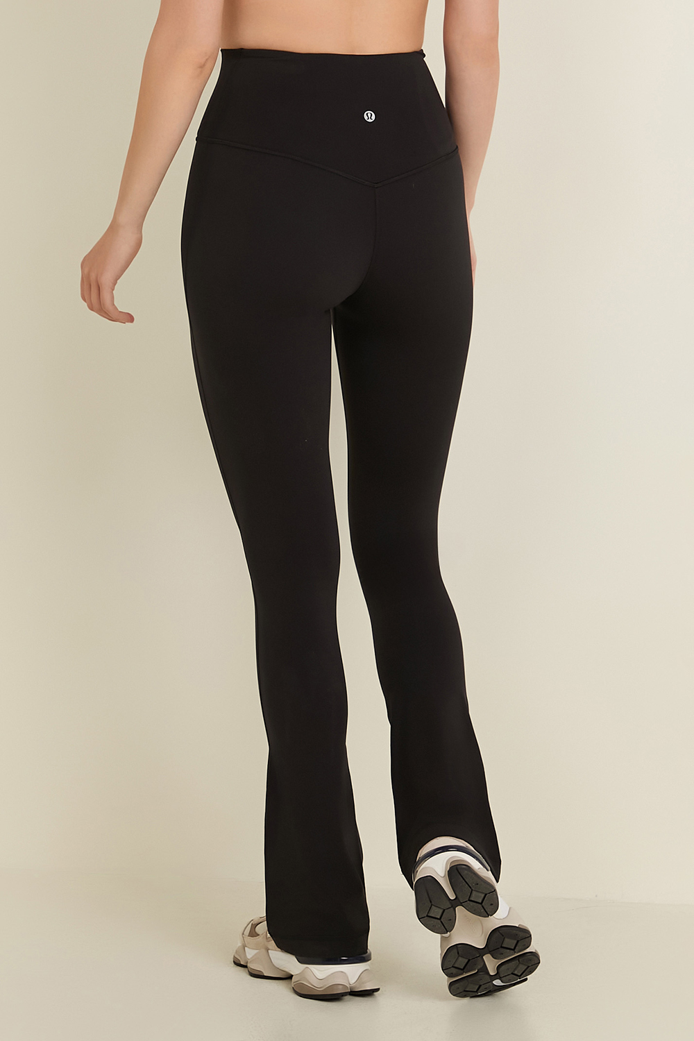 תמונת דוגמן אחורית של Align™ Mini-Flare Pant Short