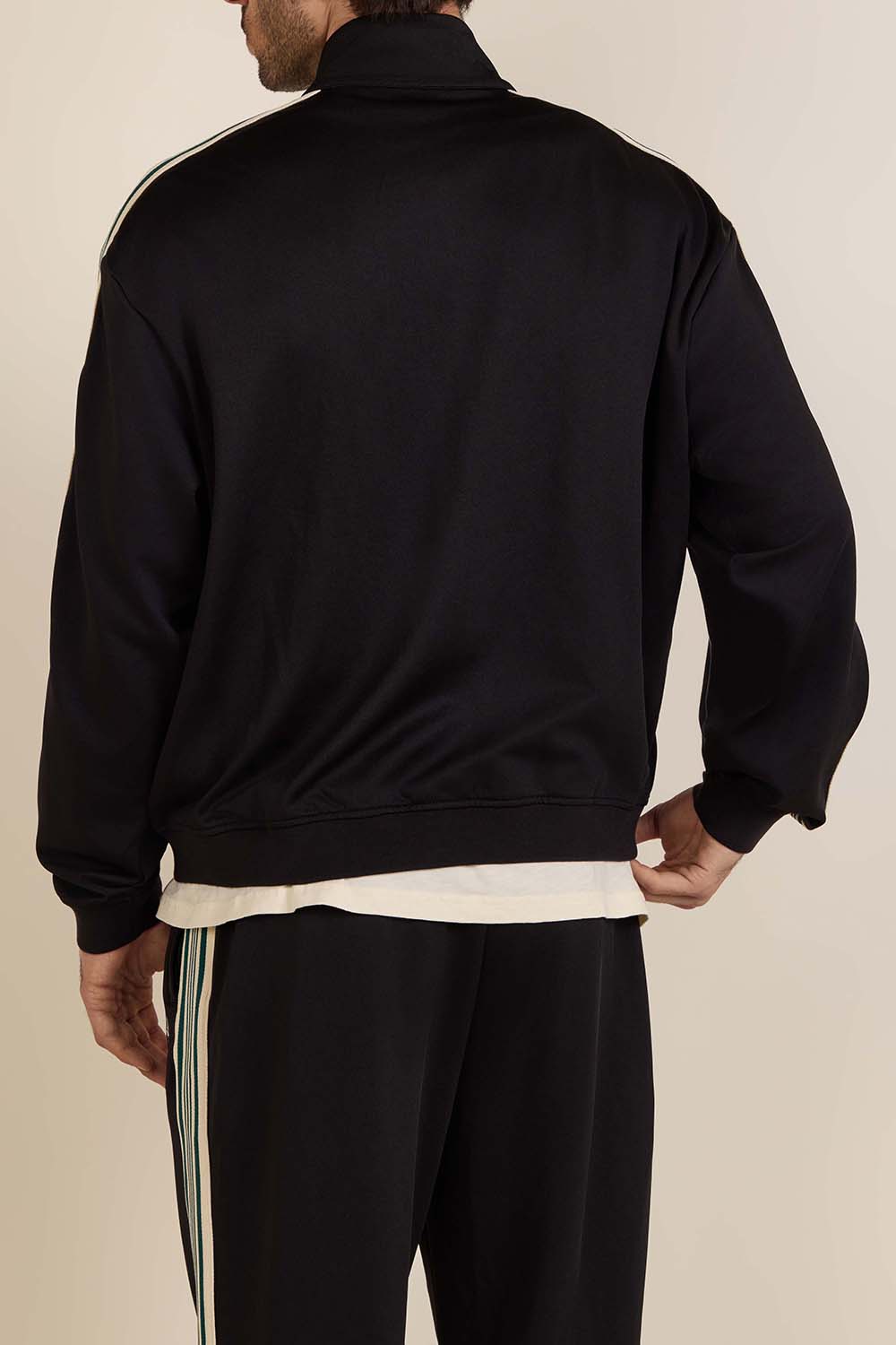 תמונת דוגמן אחורית של סווטשירט עם רוכסן