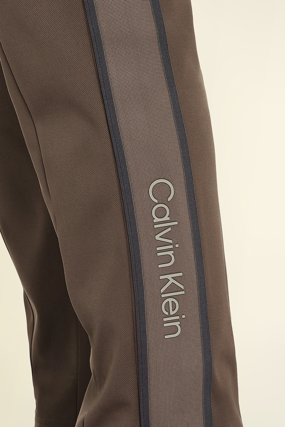 תמונת תקריב דוגמן של מכנסי ג'וג ארוכים