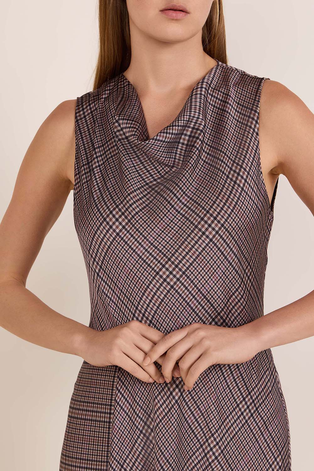 תמונת תקריב דוגמן של שמלת מקסי