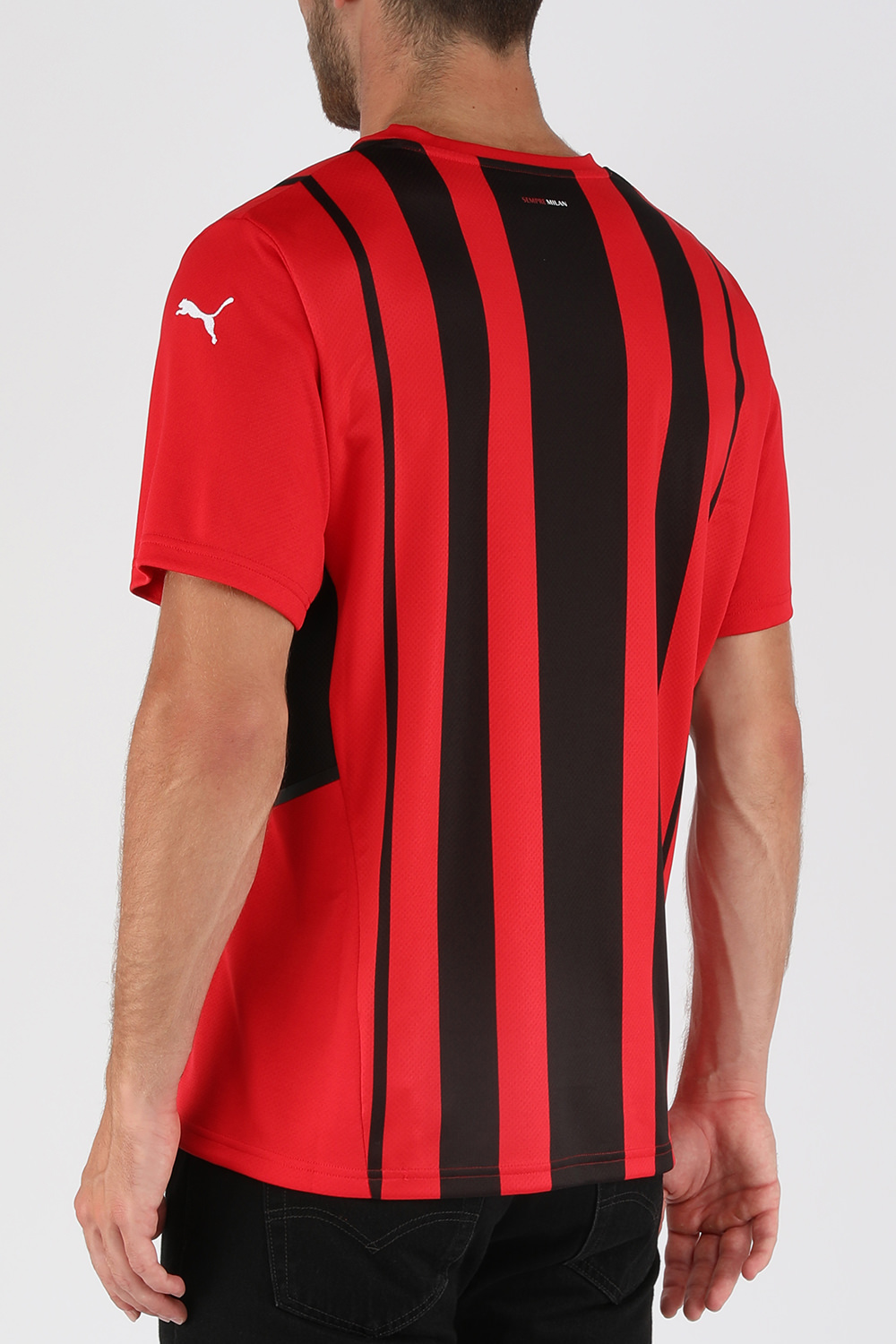 תמונת דוגמן אחורית של חולצת כדורגל מילאן בית בגווני אדום ושחור