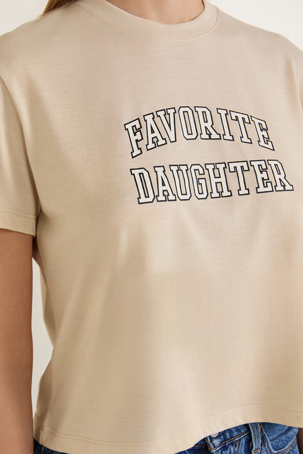 תמונת תקריב דוגמן של חולצת טי קרופ