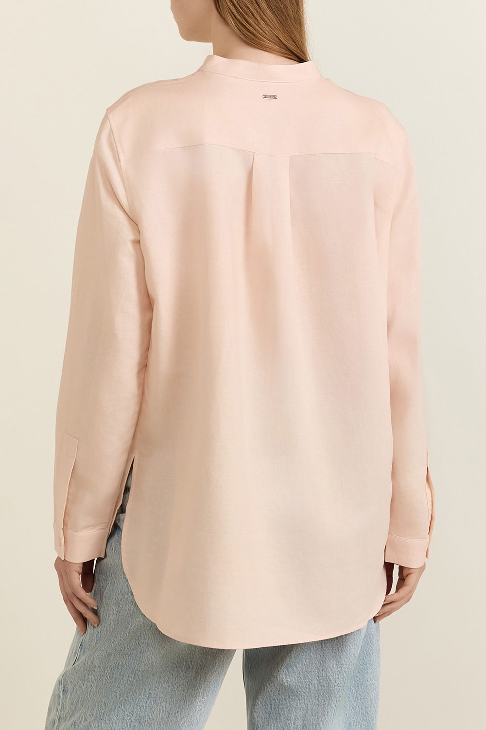 תמונת דוגמן אחורית של חולצת כפתורים