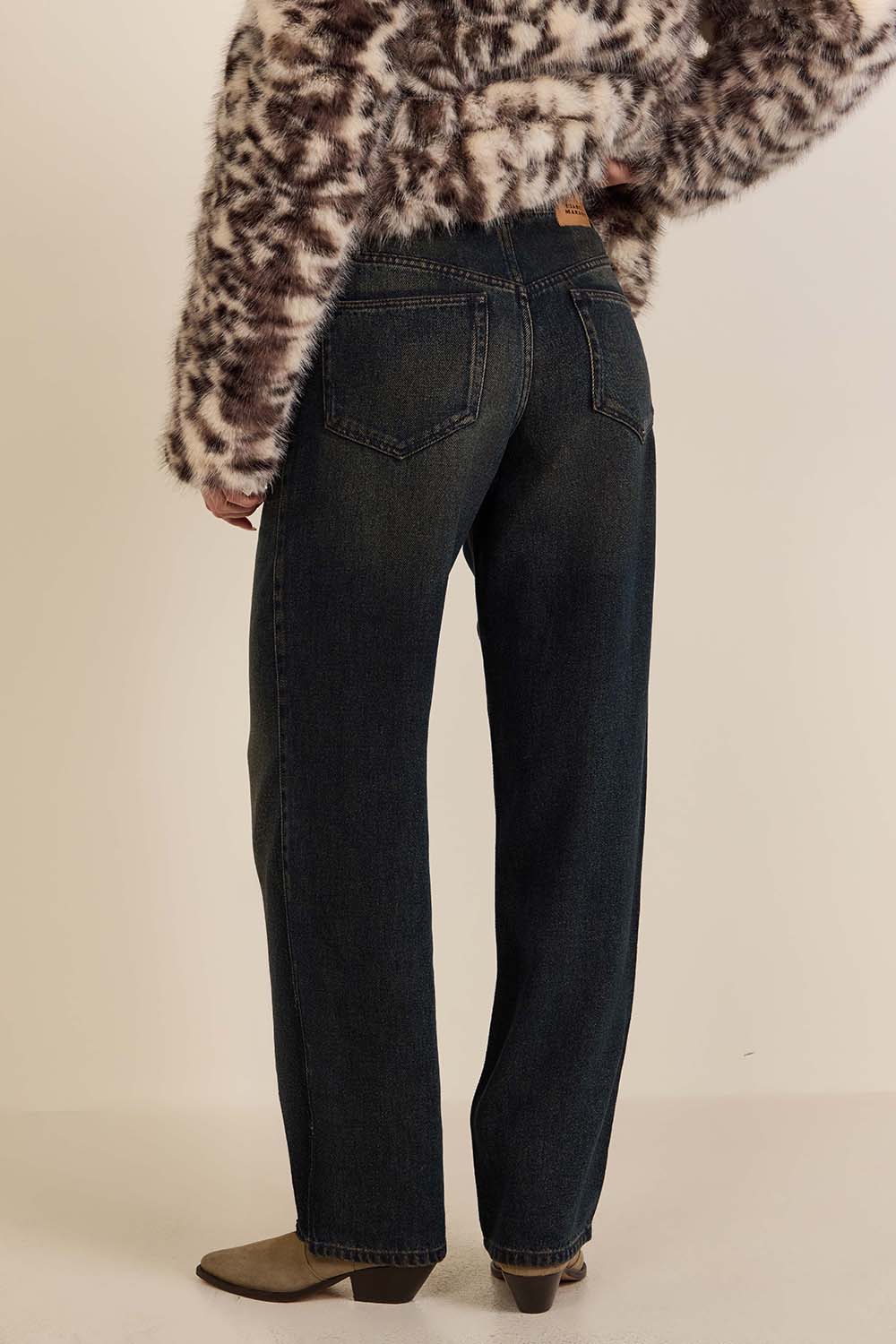 תמונת דוגמן אחורית של מכנסי ג'ינס בגזרה רחבה