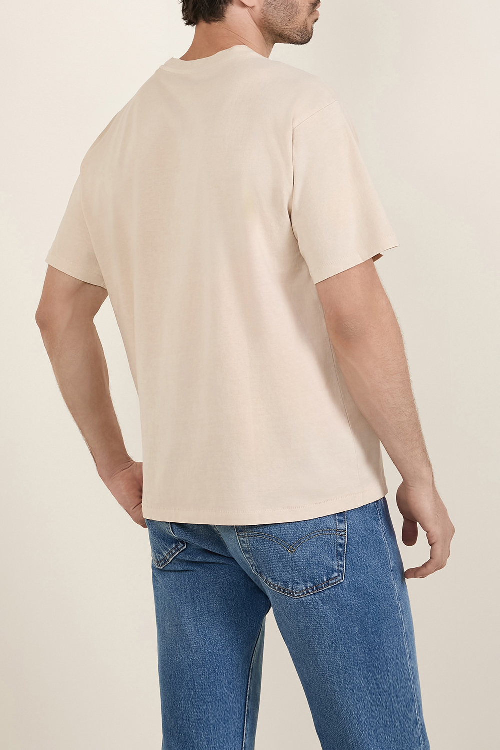 תמונת דוגמן אחורית של חולצת טי