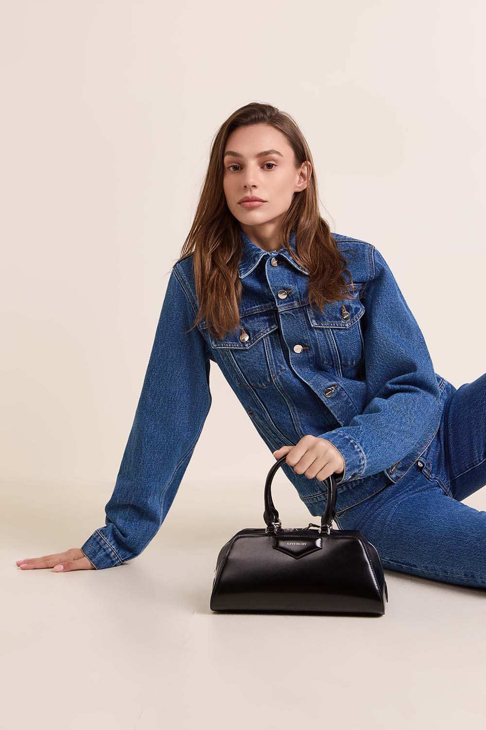 תמונת דוגמן קידמית של ז'קט ג'ינס עם גב רשת