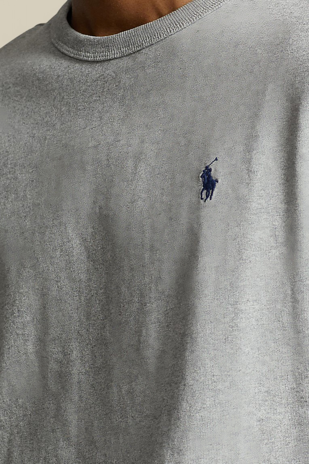 תמונת תקריב דוגמן של חולצת טי