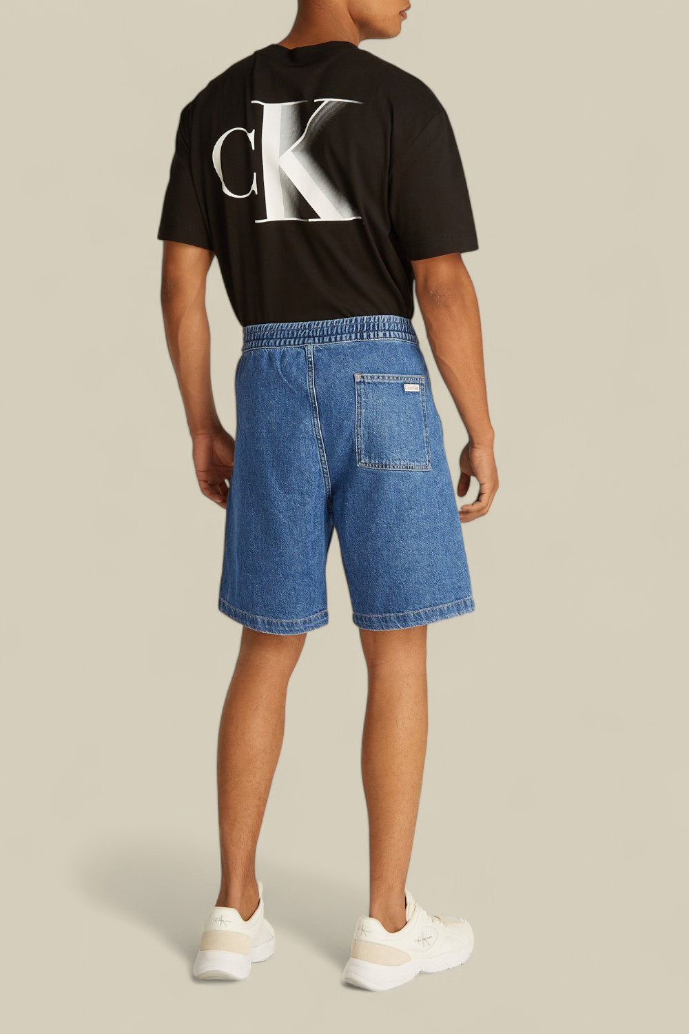 תמונת דוגמן אחורית של מכנסי ברמודה ג'ינס