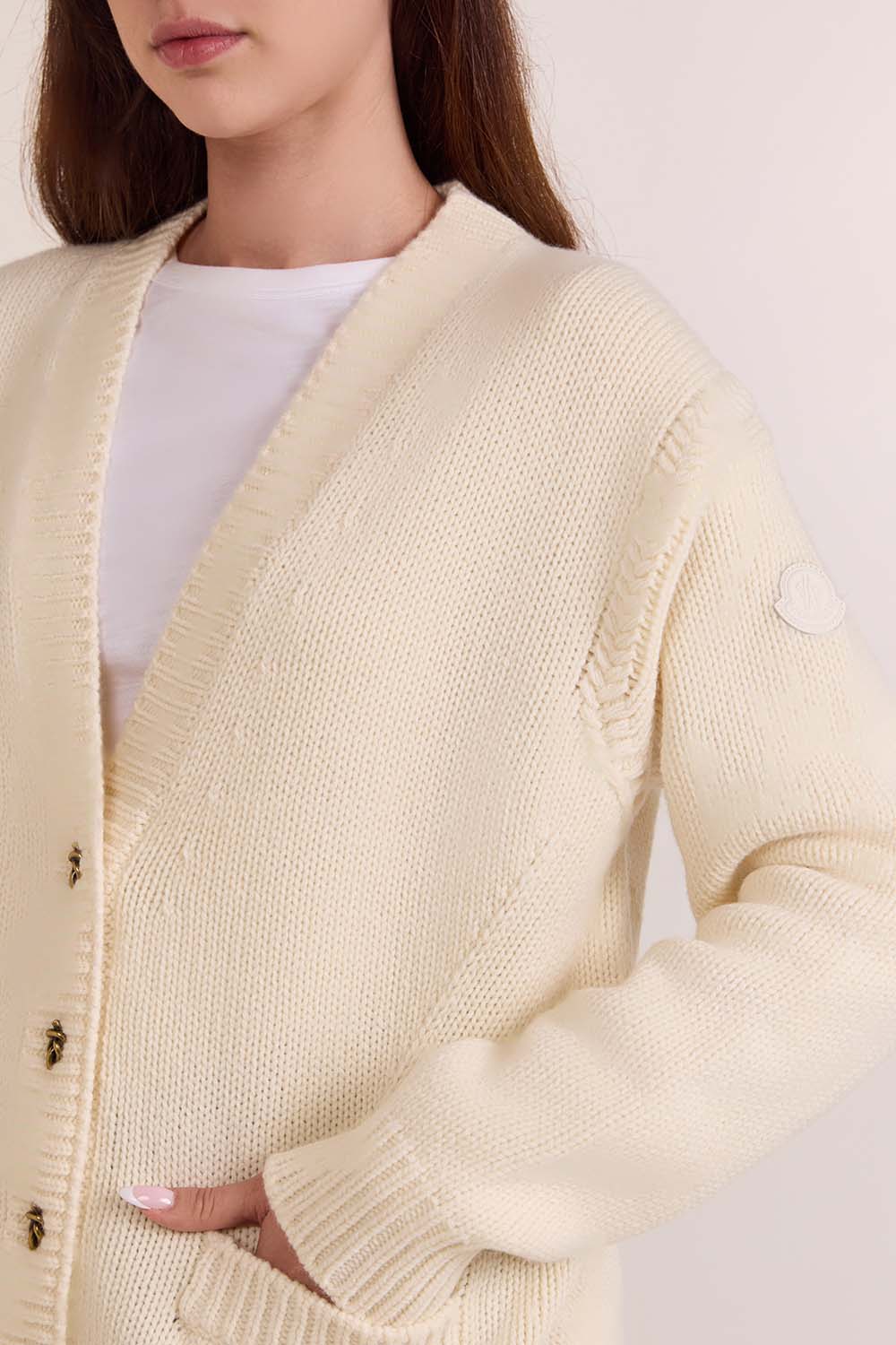 תמונת תקריב דוגמן של קרדיגן צמר