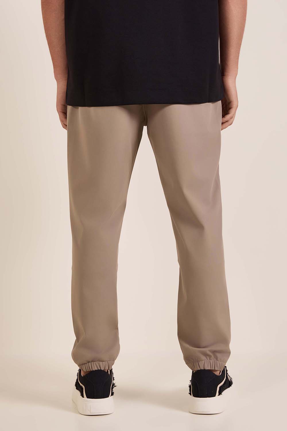 תמונת דוגמן אחורית של מכנסי צ'ינו