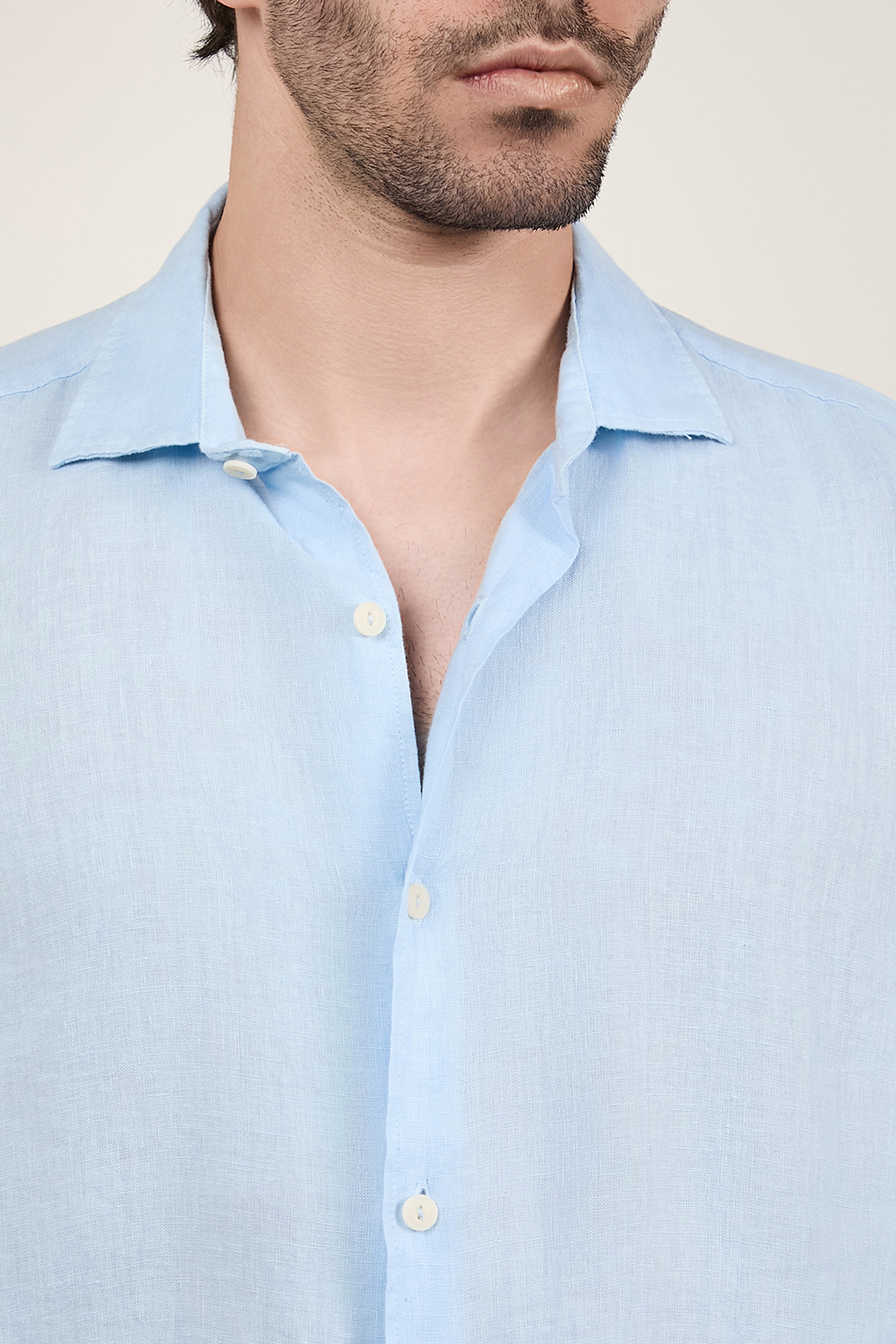 תמונת תקריב דוגמן של חולצה מכופתרת