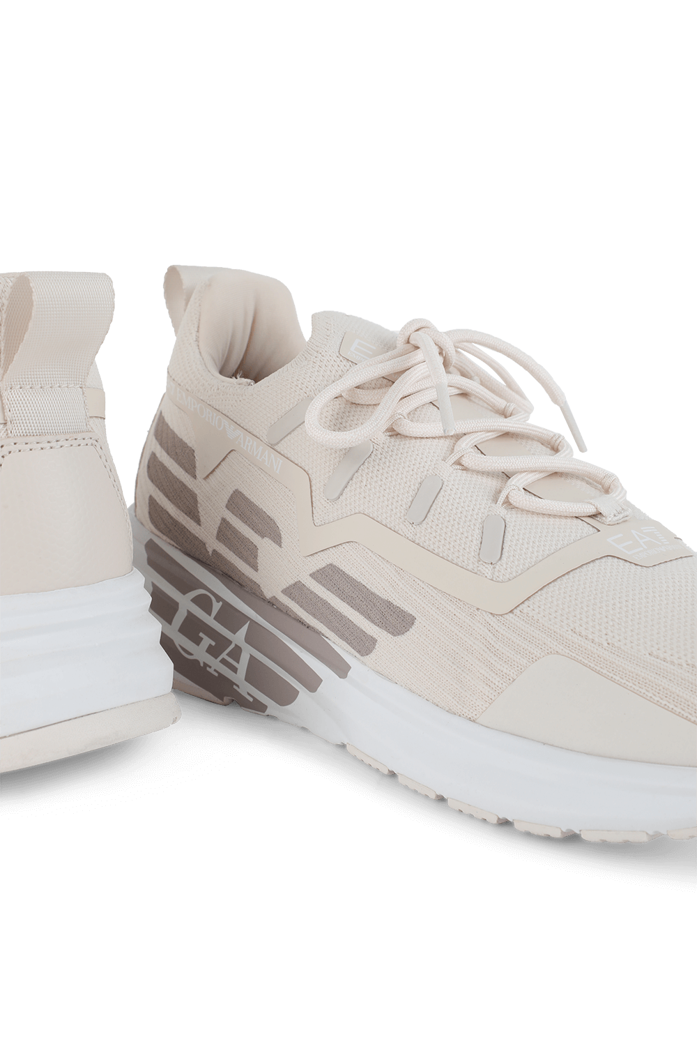 תמונת תקריב של נעלי סניקרס טסודו