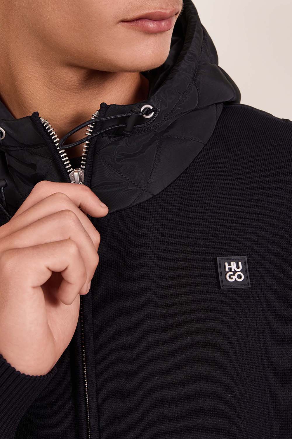 תמונת תקריב דוגמן של סווטשירט קפוצ'ון