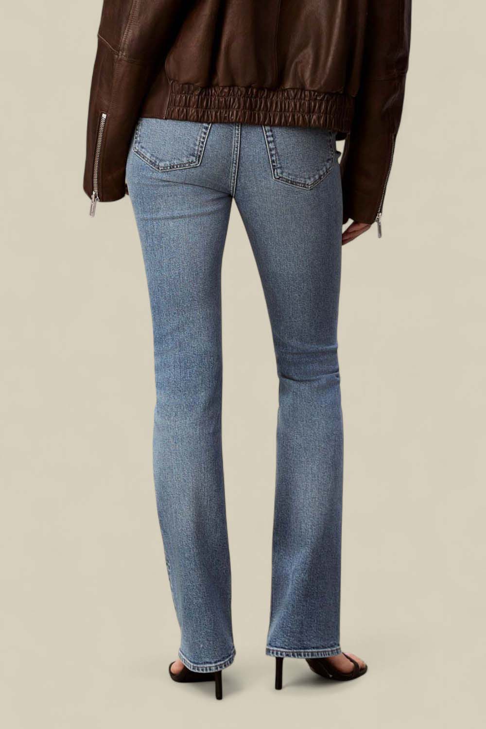 תמונת דוגמן אחורית של מכנסי ג'ינס בגזרת סקיני בוטקאט