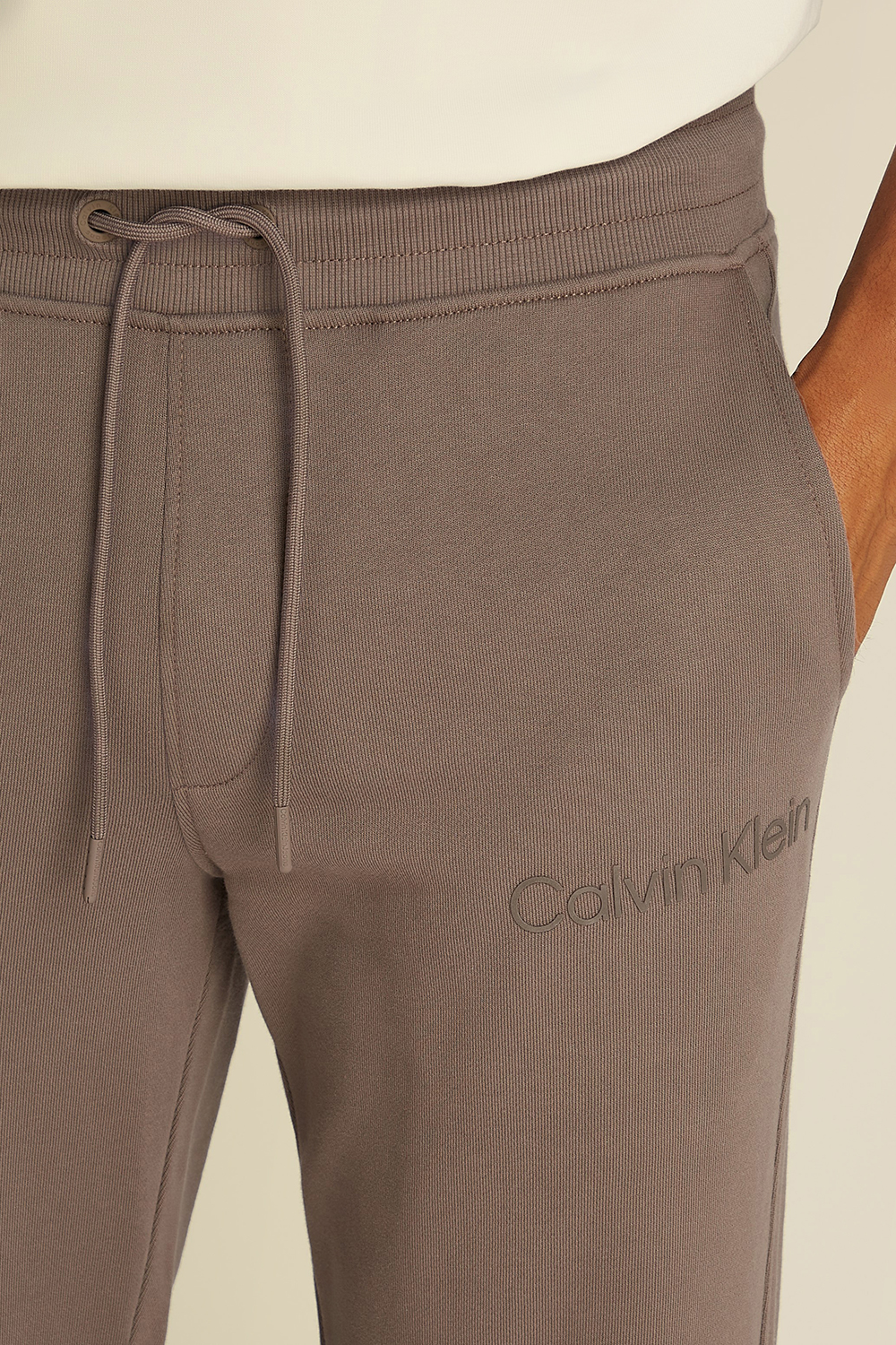 תמונת תקריב דוגמן של מכנסי ג'וג ארוכים