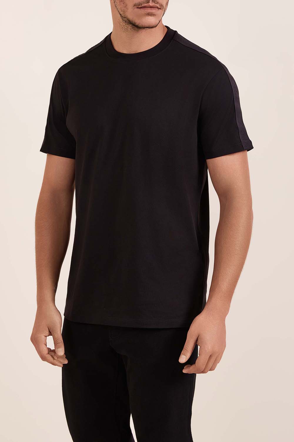 תמונת דוגמן קידמית של חולצת טי